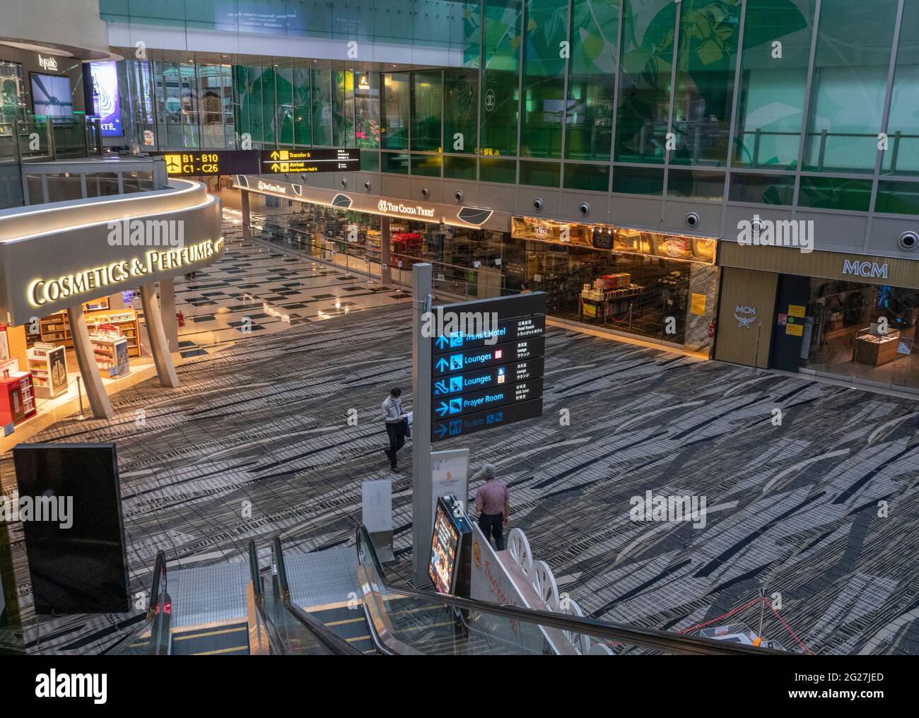 Singapour, 8 juin 2021 - UN hall d'arrivée presque déserté à l'aéroport Changi de Singapour avec toutes les boutiques hors taxes fermées avec seulement des achats en ligne et la collecte disponible. Avant la pandémie de Covd-19, en 2019, l'aéroport de Changi était le septième aéroport le plus occupé par le trafic international de passagers dans le monde et le troisième en Asie. Crédit : Rob Taggart/Alay Live News Banque D'Images