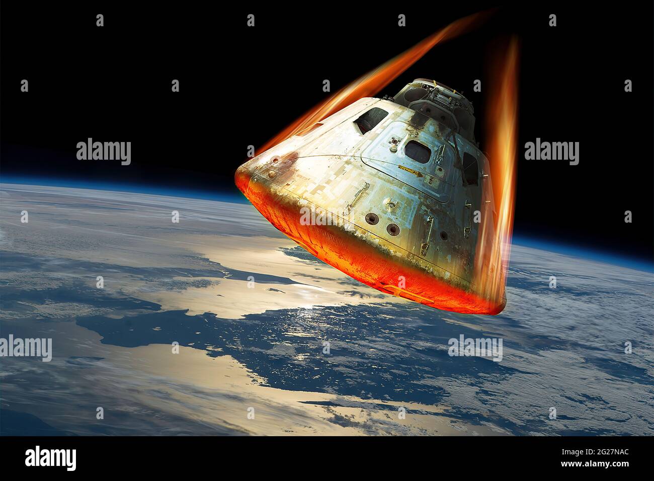 Une capsule d'espace pénètre dans l'atmosphère de la Terre tandis que son écran thermique brille de la chaleur. Banque D'Images