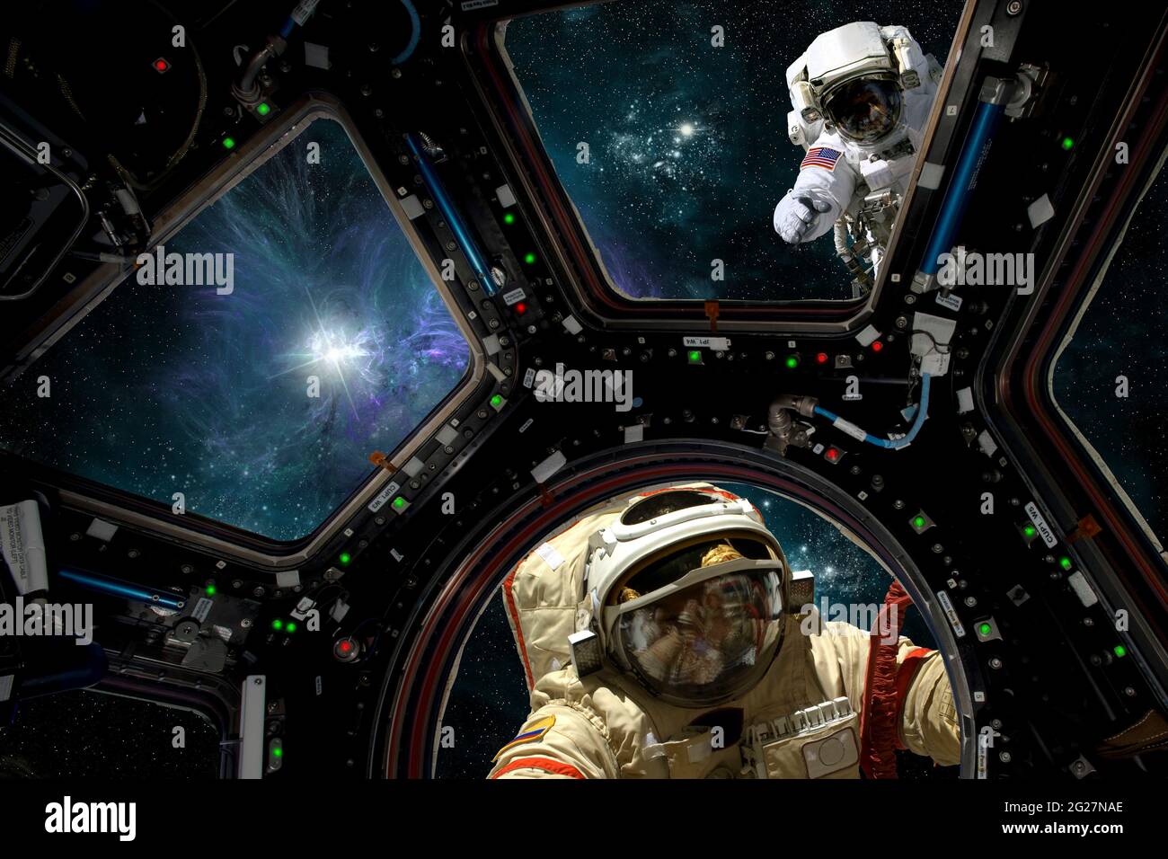 Concept d'artiste des astronautes à l'extérieur de la fenêtre de la coupole de la station spatiale. Banque D'Images