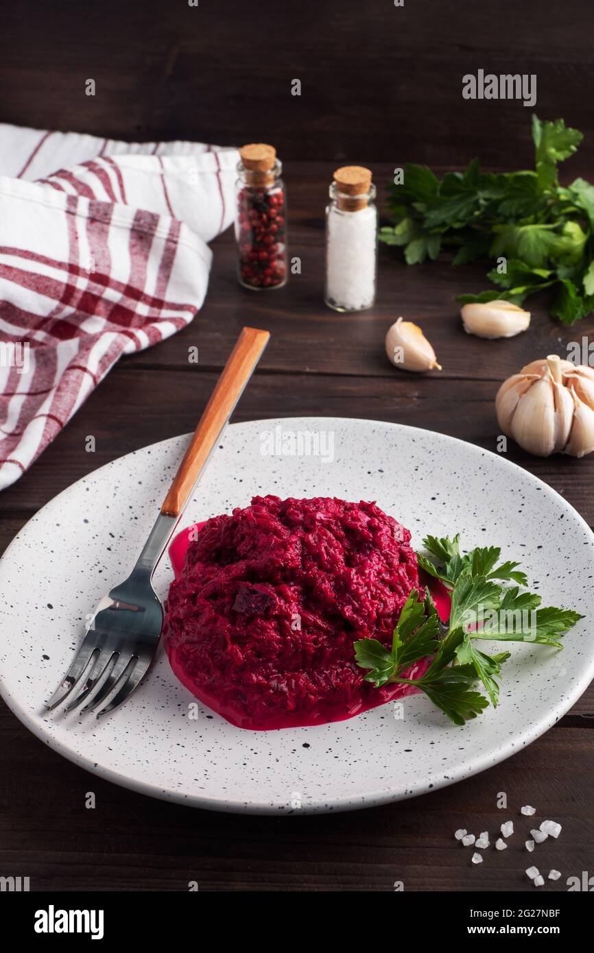 Salade de pignons râpés de betteraves et persil avec crème sauce sur une assiette Banque D'Images Salade de pignons râpés de betteraves et persil avec crème sauce sur une assiette Banque D'Images