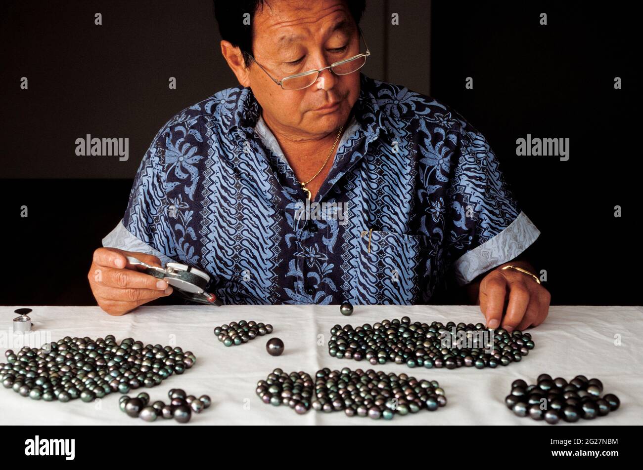 POLYNÉSIE FRANÇAISE. À TAHITI, ROBERT WAN RÈGNE SUR LA CULTURE DE LA PERLE NOIRE Banque D'Images