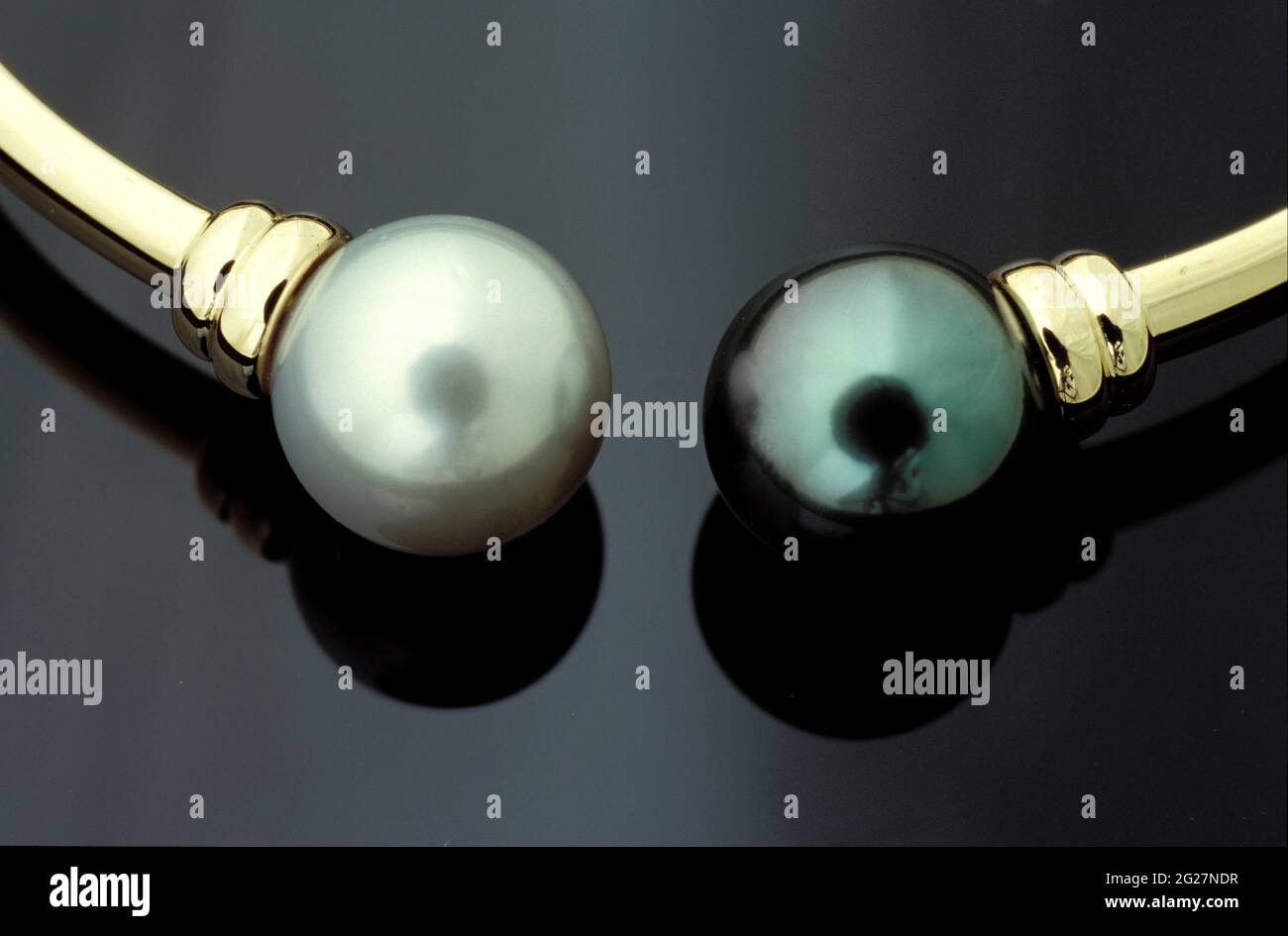POLYNÉSIE FRANÇAISE. TAHITI. ENSEMBLE PERLES NOIRES DANS UN BRACELET Banque D'Images POLYNÉSIE FRANÇAISE. TAHITI. ENSEMBLE PERLES NOIRES DANS UN BRACELET Banque D'Images