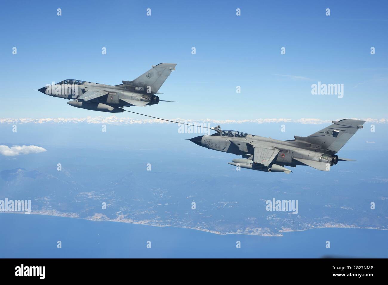 Avions de l'armée de l'air italienne Tornado ECR et IDS pendant les opérations de ravitaillement en vol. Banque D'Images