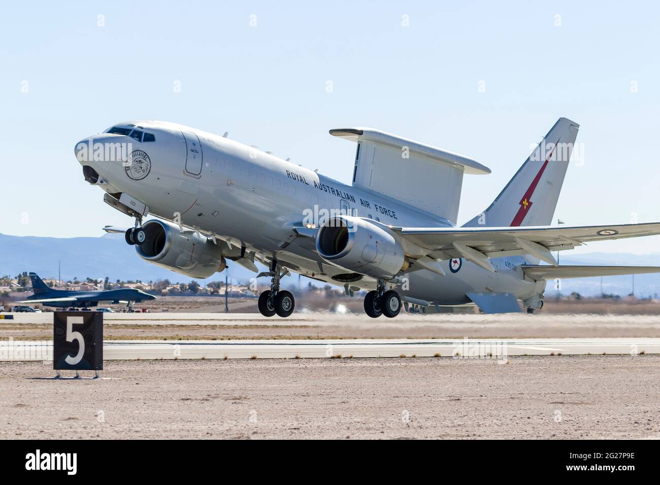 Un Wedgetail E-7 de la Royal Australian Air Force décollage. Banque D'Images
