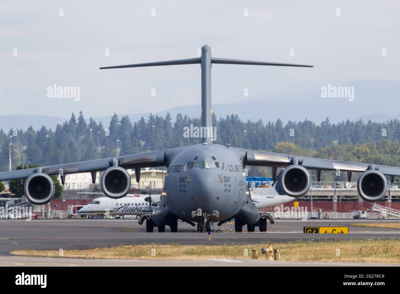 Un taxi C-17 Globemaster III de la U.S. Air Force après l'atterrissage. Banque D'Images