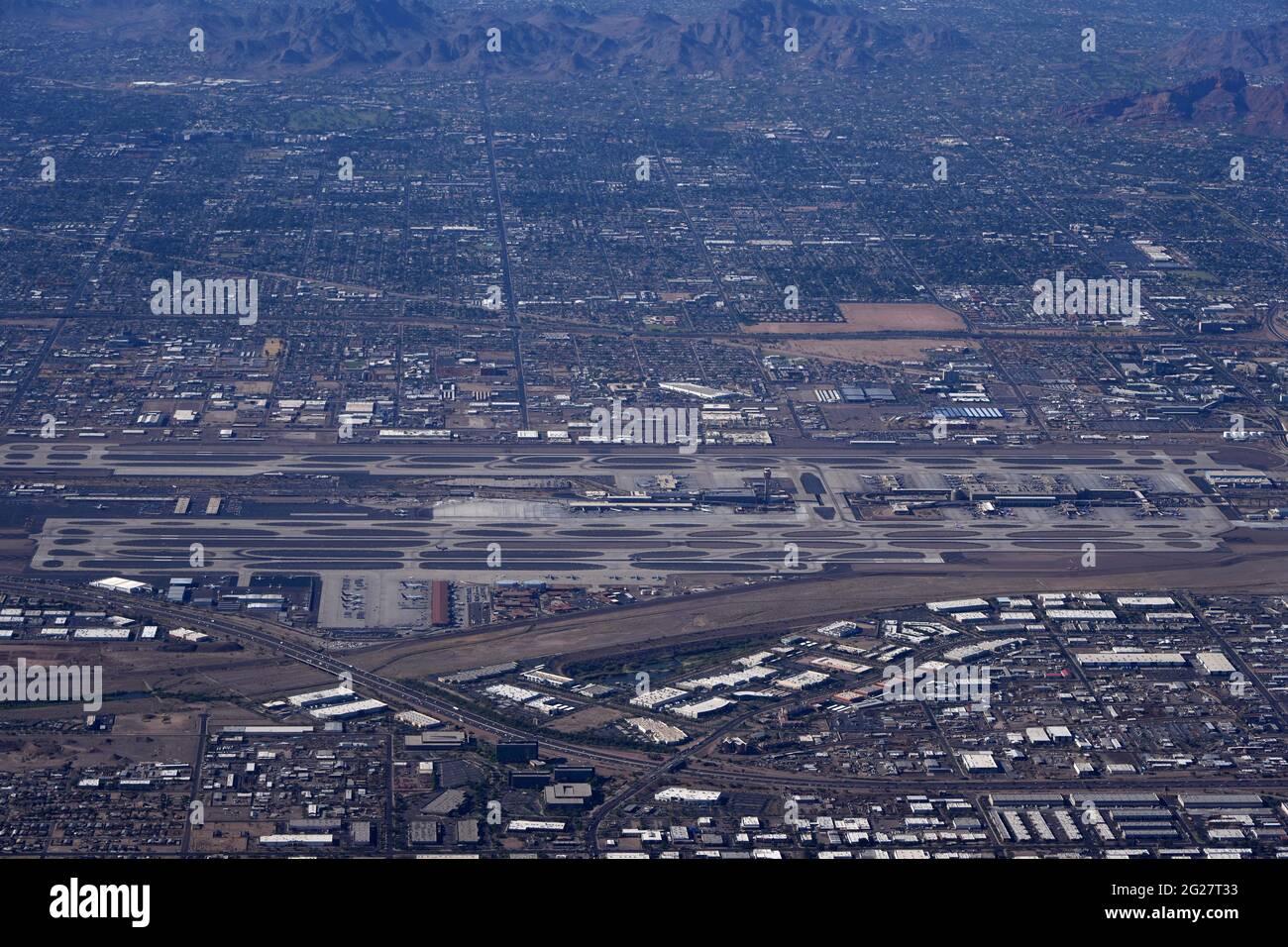 Une vue aérienne de l'aéroport international de Sky Harbor, le mardi 8 juin 2021, À Phoenix. Banque D'Images