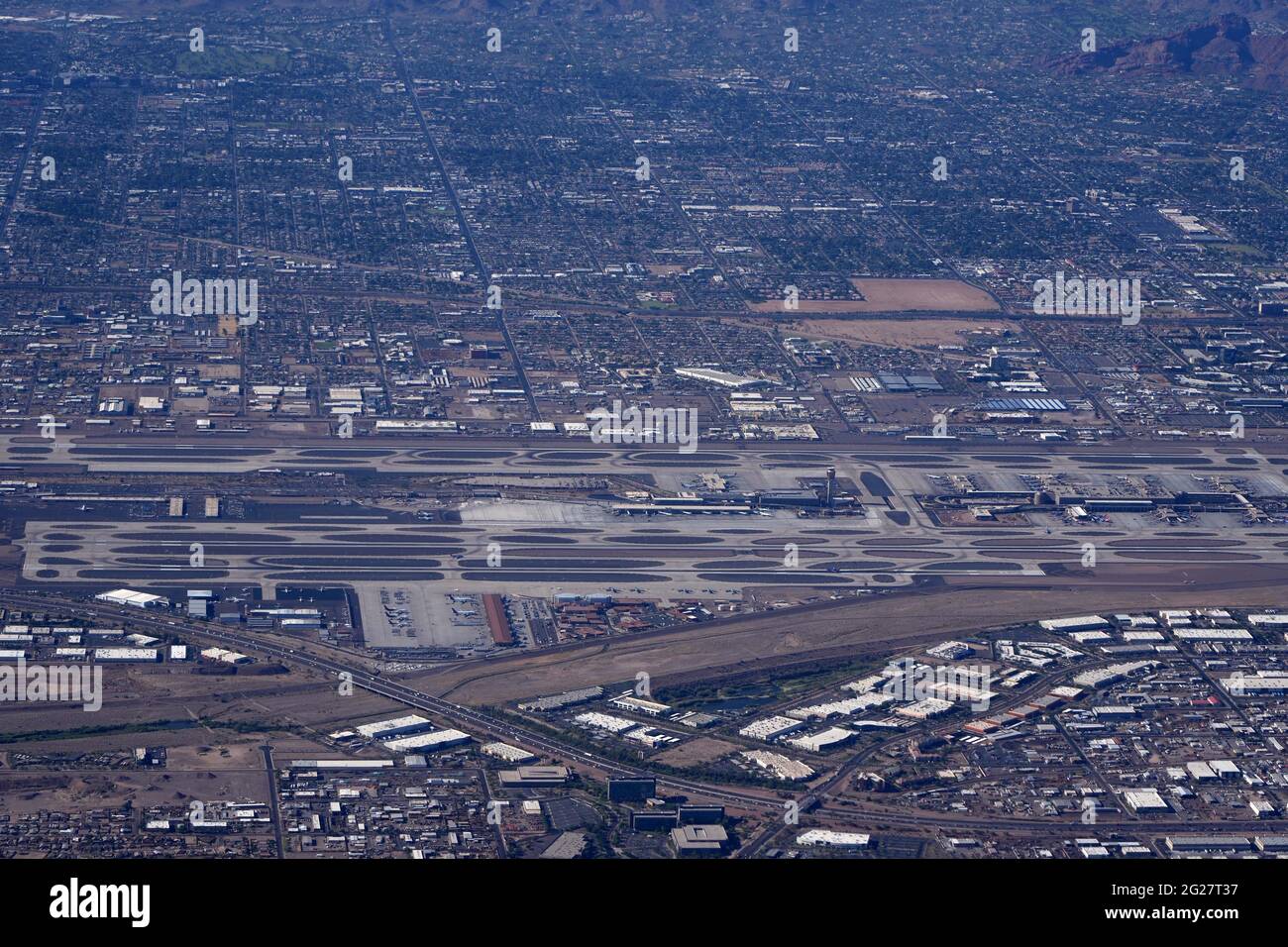 Une vue aérienne de l'aéroport international de Sky Harbor, le mardi 8 juin 2021, À Phoenix. Banque D'Images