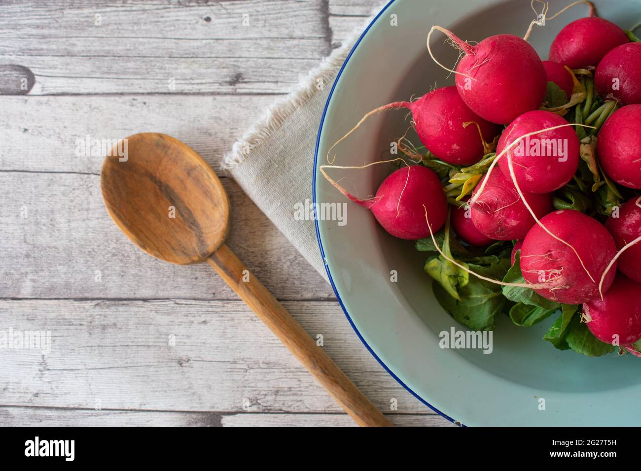 Radis rouge sur fond de table rustique en bois avec espace de copie Banque D'Images