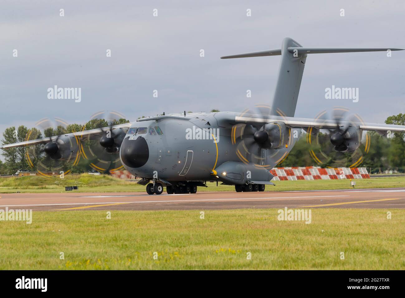 Un taxi A400M Atlas se trouve sur la piste de départ de RAF Fairford. Banque D'Images