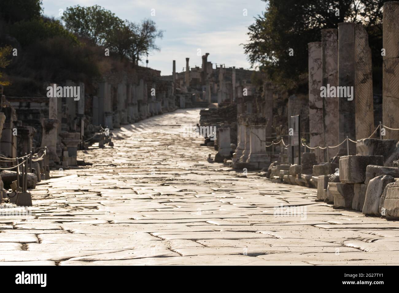 Rue historique de Curetes dans la ville antique d'Éphèse par beau temps à Selcuk, Turquie Banque D'Images