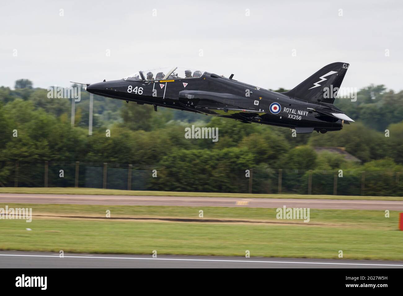 Un Royal Navy Hawk T1 prend son décollage. Banque D'Images