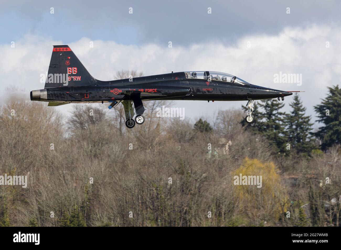 Un US Air Force T-38C talon se prépare à l'atterrissage. Banque D'Images