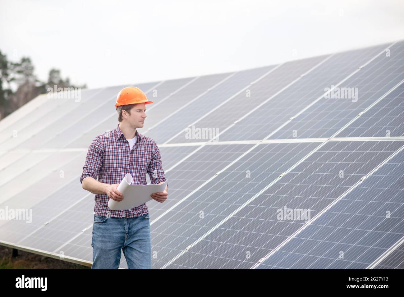 Homme avec dessin près du panneau solaire Banque D'Images