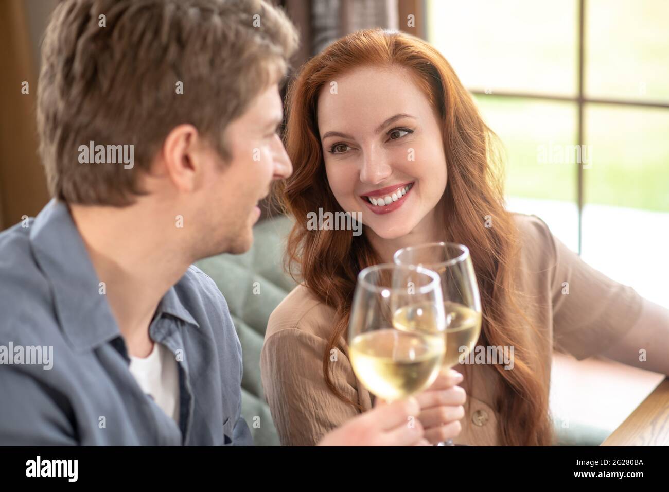 Belle femme et homme attentif avec des verres de vin Banque D'Images