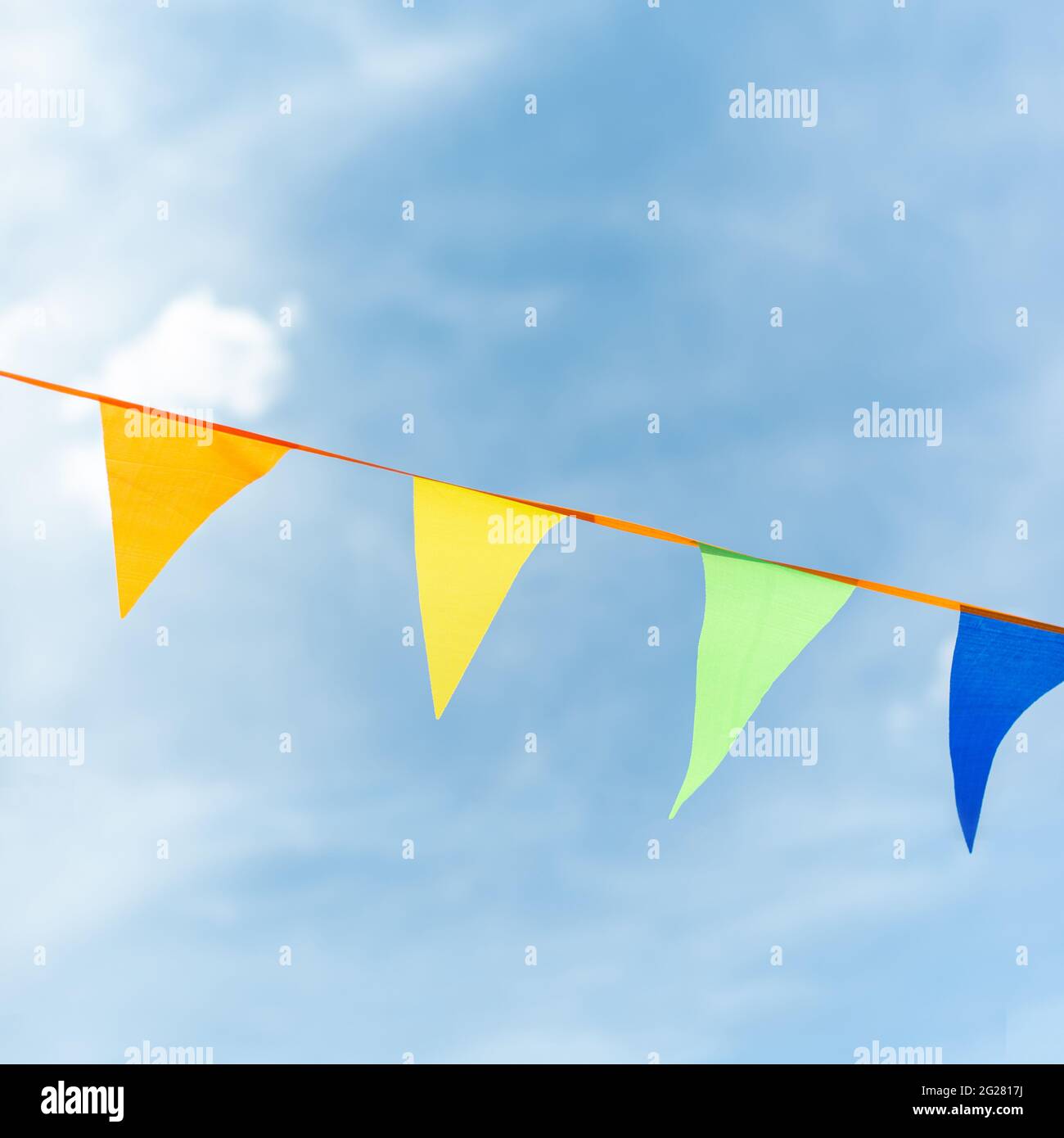 Ruban en triangles multicolores contre le ciel. Banque D'Images