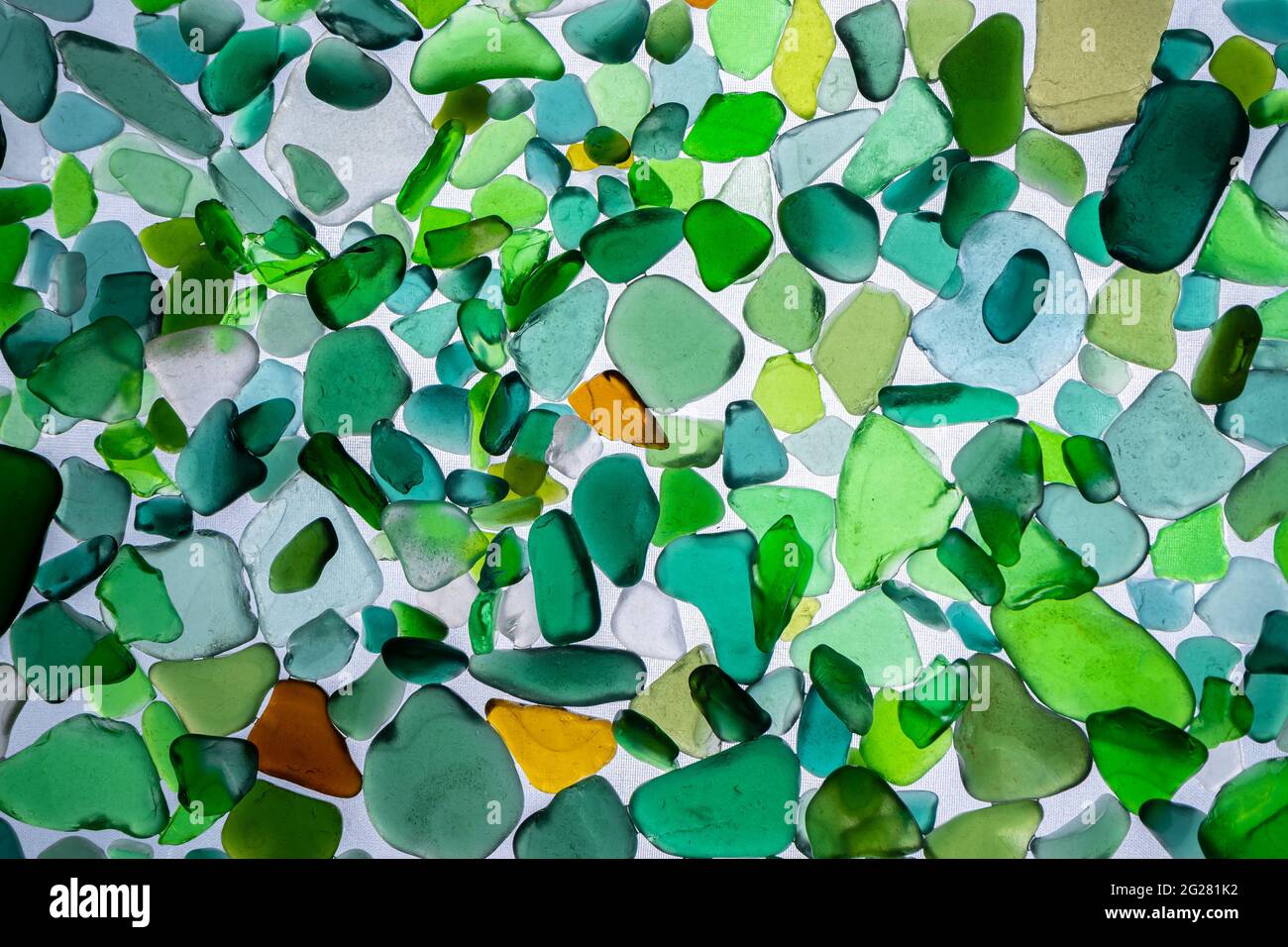 Arrière-plan d'été depuis la vue de dessus en verre de mer.Verre cassé de l'océan.Motif de mer.Mosaïque océanique.Couleurs naturelles de bleu, vert, blanc trouvé sur la côte. Banque D'Images