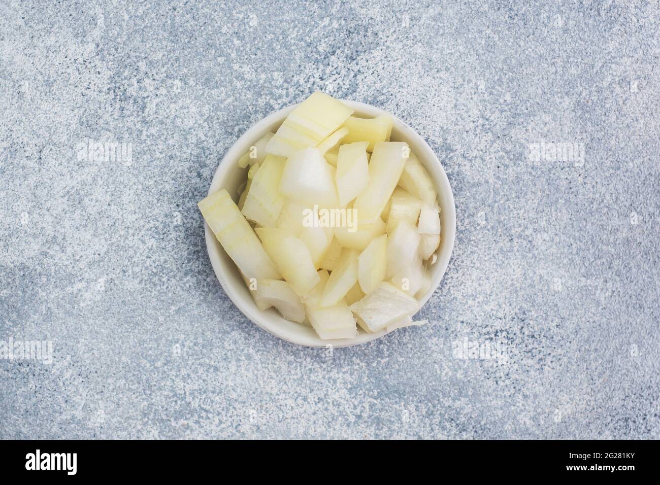 Oignons hachés dans une assiette blanche. Légumes crus, ingrédients pour rôtir. Fond gris, espace copie, vue de dessus Banque D'Images Oignons hachés dans une assiette blanche. Légumes crus, ingrédients pour rôtir. Fond gris, espace copie, vue de dessus Banque D'Images