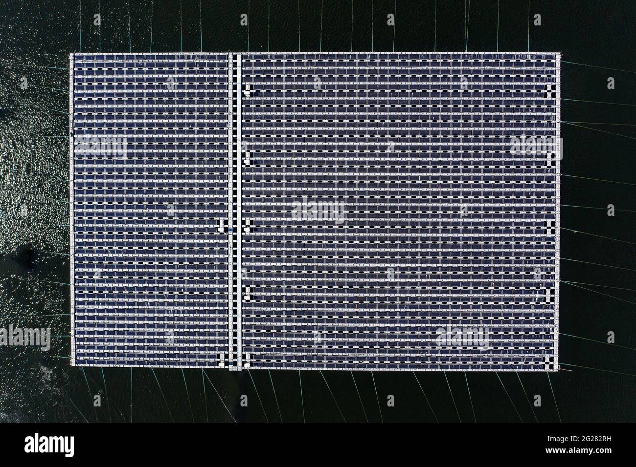 Panneaux solaires flottants dans un grand réservoir d'eau, vue aérienne. Banque D'Images