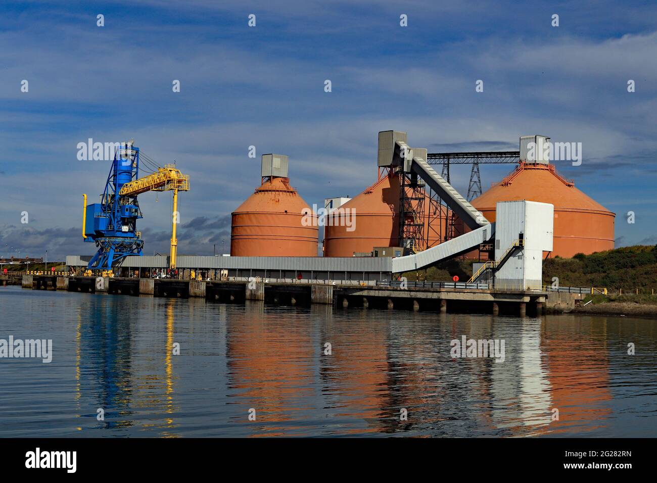 Silos de stockage en béton et aluminium sur le quai de Blyth. Le quai est sur la rivière Blyth avec l'alumine importée prise en train jusqu'à fort William Banque D'Images