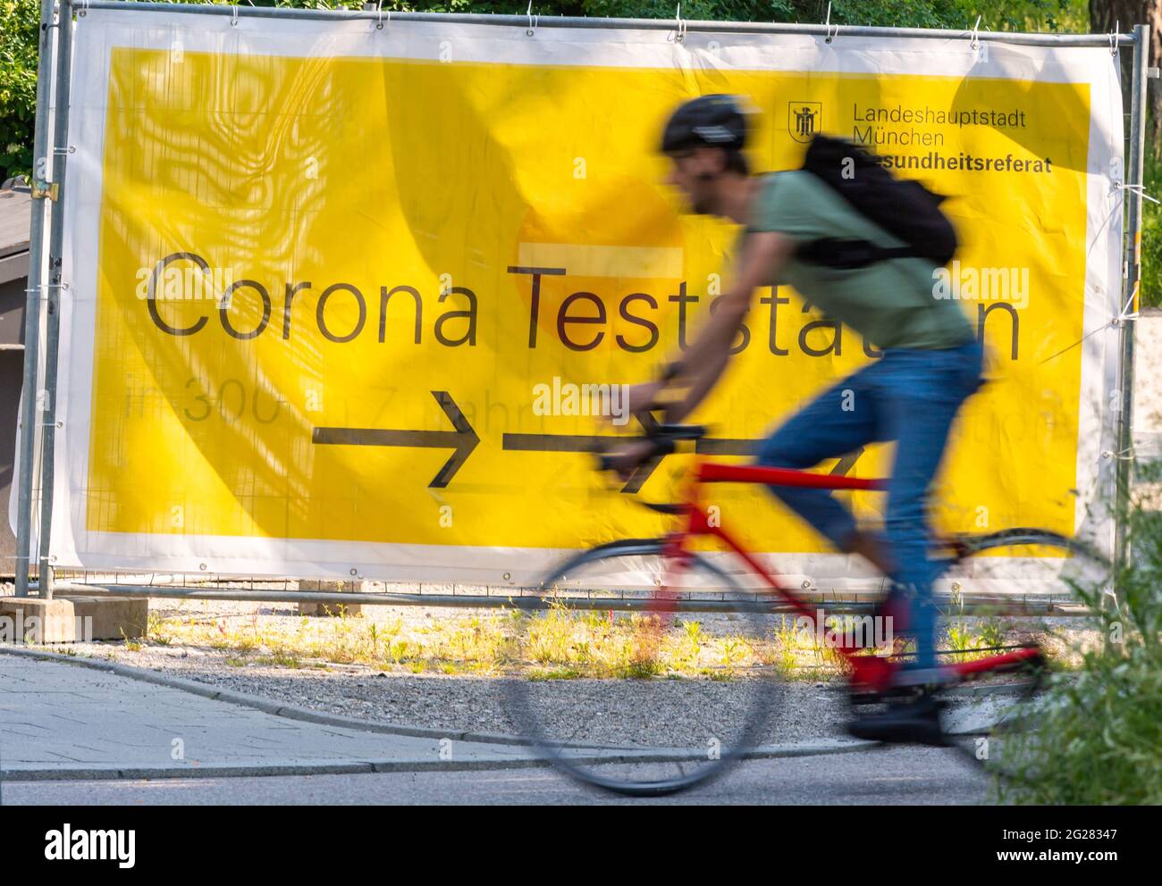 Munich, Allemagne. 09e juin 2021. Biciklista u Minhenu prolazi pored bilborda sa natpisom: 'Testiranje na koronu.' Broj zara·enih, u·estalost i smrnih slu·ajeva od Kovida u NEMA·koj je nastavio da se povla·i. (dpa - standardna prava upotrebe) Credit: Peter Kneffel/dpa/Alay Live News Banque D'Images