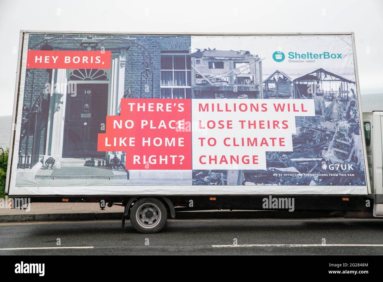 UTILISATION ÉDITORIALE UNE fourgonnette dotée d'un panneau publicitaire provocateur lance la campagne ShelterBox « Human Habitat Loss » à Falmouth, qui exhorte les dirigeants avant leur arrivée à Cornwall pour le Sommet du G7 à trouver des solutions globales à la crise climatique. Date de la photo: Mercredi 9 juin 2021. Banque D'Images