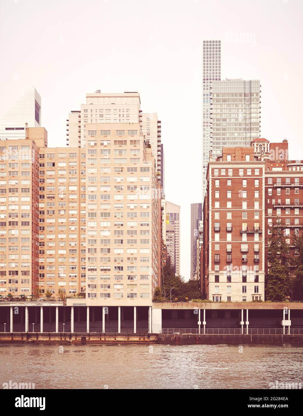 Bâtiments résidentiels le long du front de mer de East River, image rétro aux couleurs, New York City, États-Unis. Banque D'Images