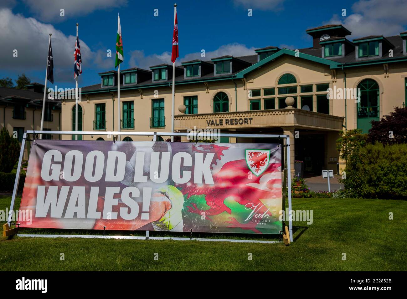 Un panneau « bonne chance pays de Galles » à l'avant du Vale Resort Hotel & Spa, la base d'entraînement régulière des équipes nationales de football et de rugby du pays de Galles, en juin Banque D'Images