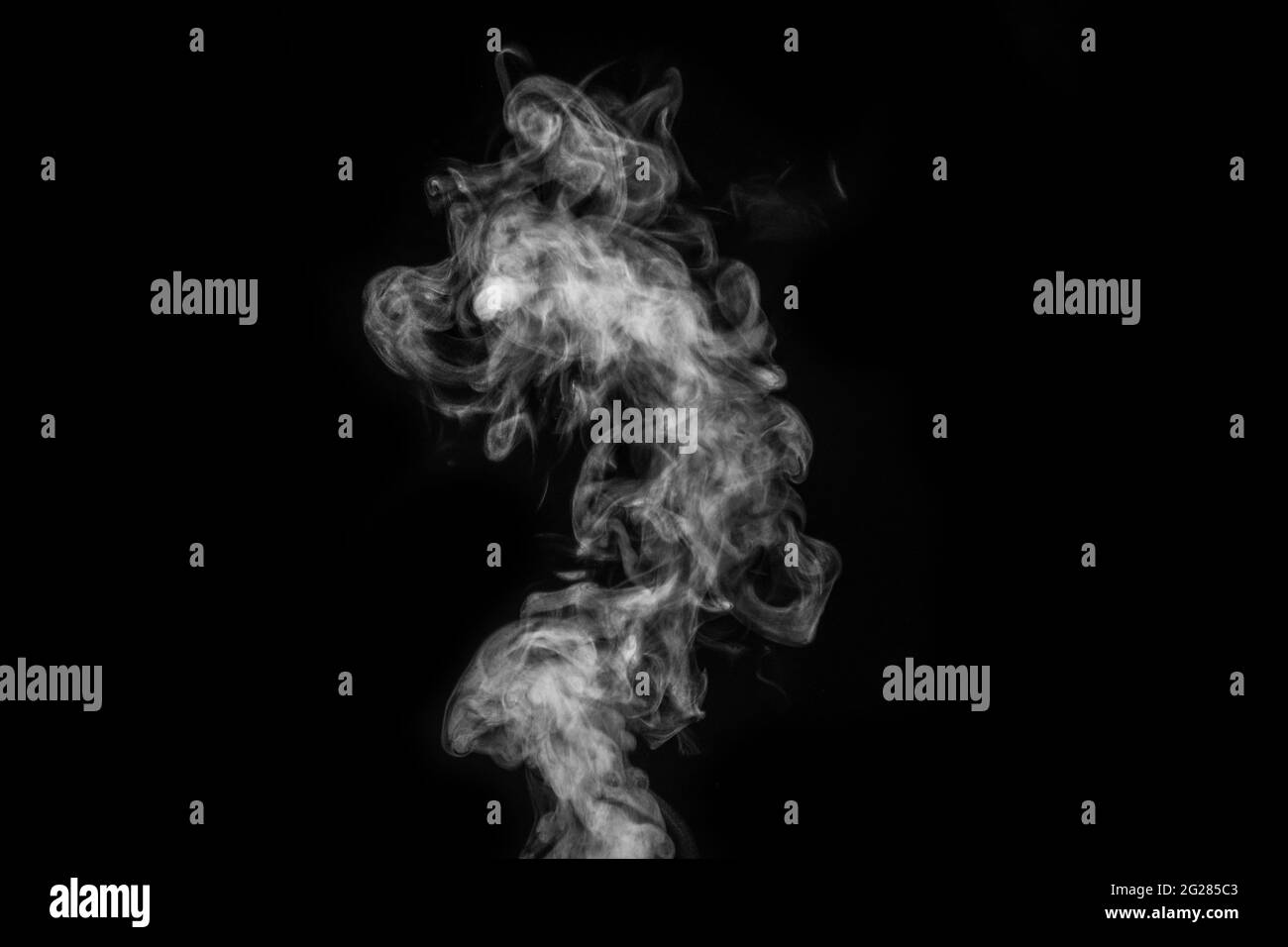 Vapeur ou fumée blanche et mystique parfaite isolée sur fond noir. Résumé brouillard de fond ou smog, élément de conception pour Halloween, mise en page pour co Banque D'Images