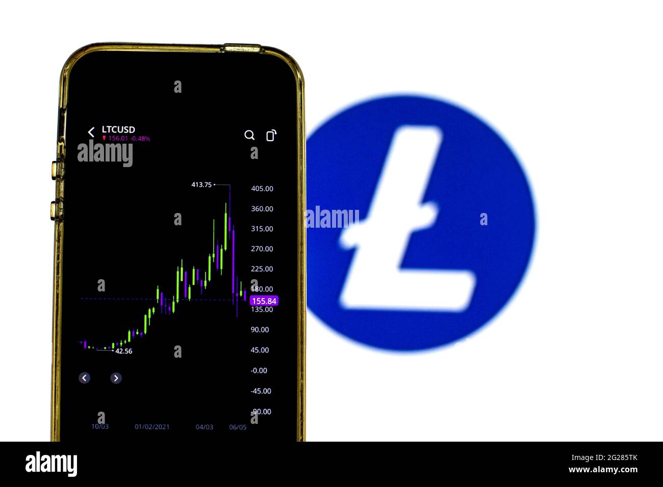 Barcelone, Catalogne, Espagne. 8 juin 2021. Dans cette illustration, les informations sur le marché de Litecoin affichées sur un smartphone avec le logo Litecoin en arrière-plan. Credit: Thiago Prudencio/DAX/ZUMA Wire/Alay Live News Banque D'Images