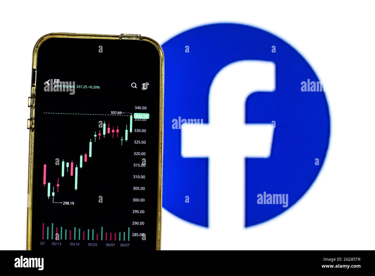 Barcelone, Catalogne, Espagne. 8 juin 2021. Dans cette illustration, les informations boursières de Facebook affichées sur un smartphone avec le logo Facebook en arrière-plan. Credit: Thiago Prudencio/DAX/ZUMA Wire/Alay Live News Banque D'Images