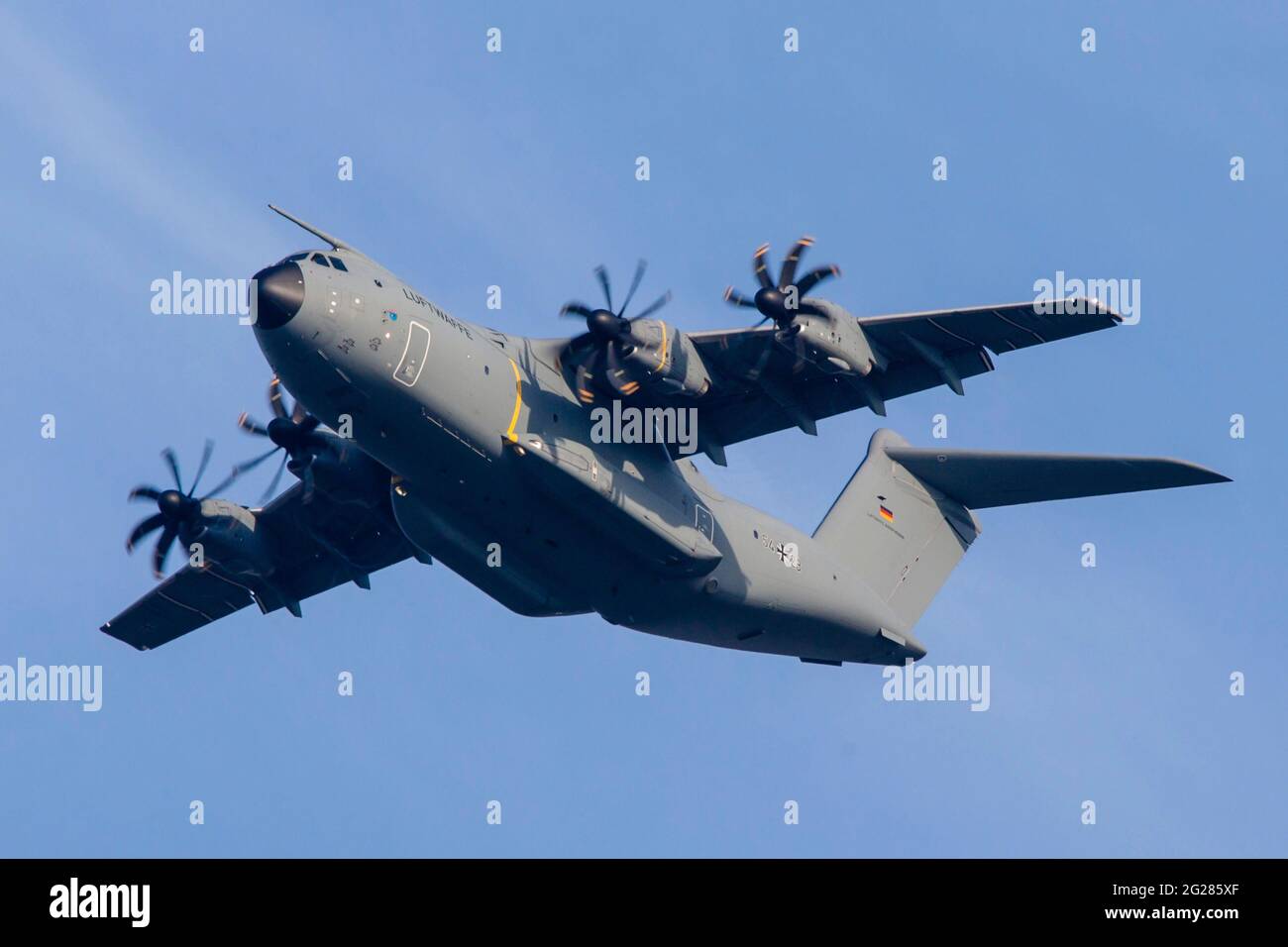 Avion de transport en vol Airbus A400M de la Force aérienne allemande, Dresde, Allemagne. Banque D'Images