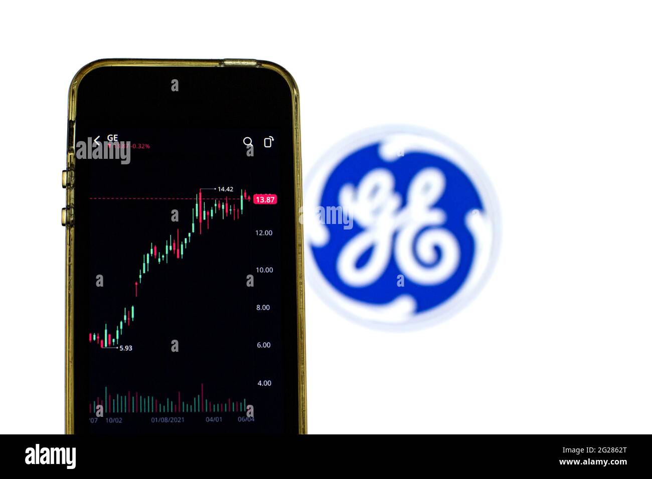 Barcelone, Catalogne, Espagne. 8 juin 2021. Dans cette illustration, les informations sur le marché boursier de General Electric affichées sur un smartphone avec le logo General Electric en arrière-plan. Credit: Thiago Prudencio/DAX/ZUMA Wire/Alay Live News Banque D'Images