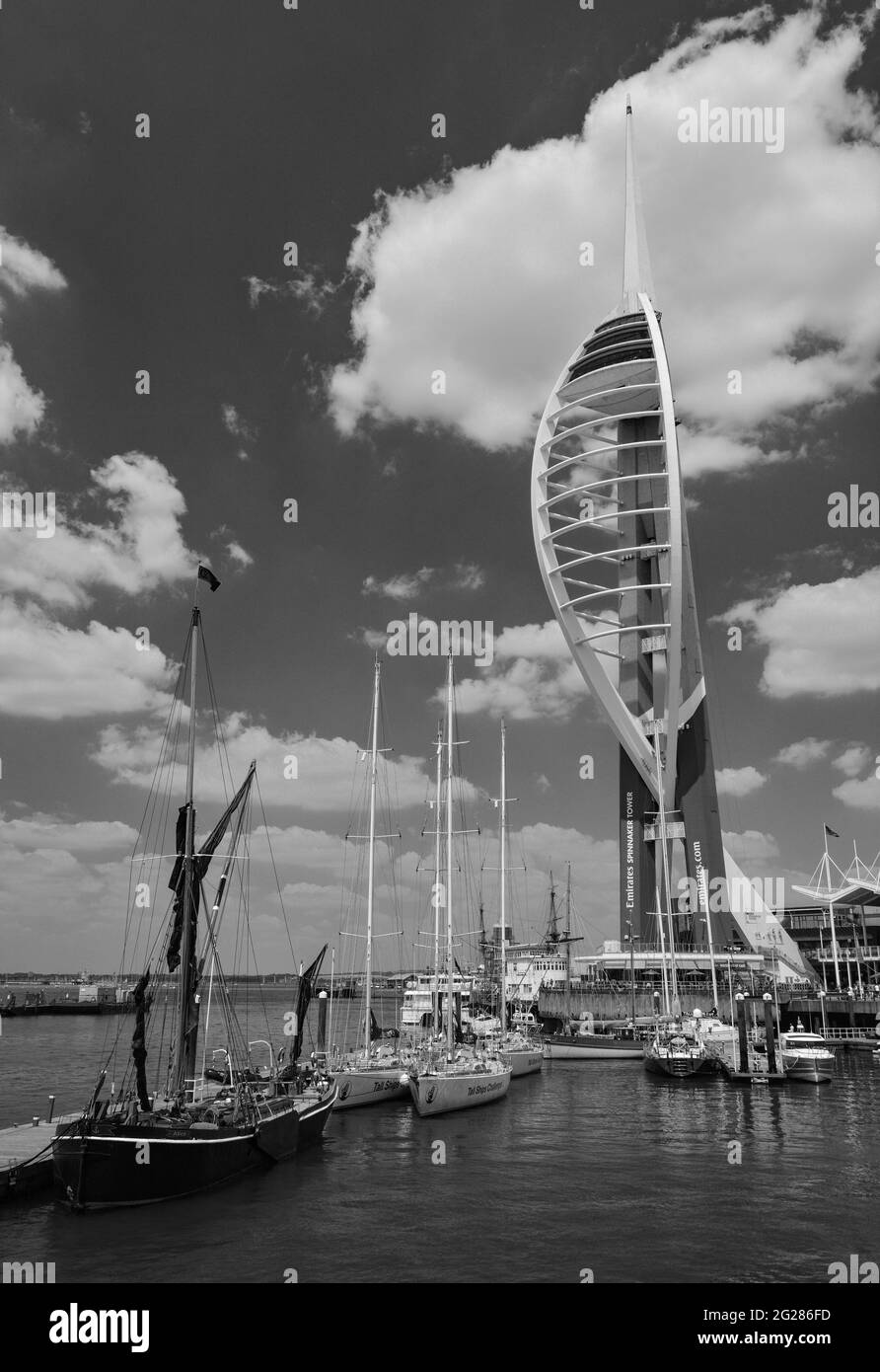 Ciel d'été au-dessus de la tour Spinnaker, Gunwharf Quays, Portsmouth, Royaume-Uni Banque D'Images
