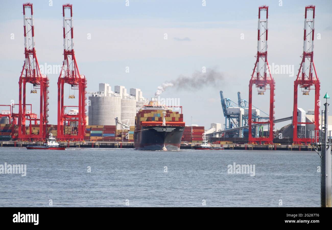 Liverpool, Royaume-Uni. 09e juin 2021. MSC Anya réalise un 360 dans la rivière Mersey crédit: IAN FairBrother/Alay Live News Banque D'Images