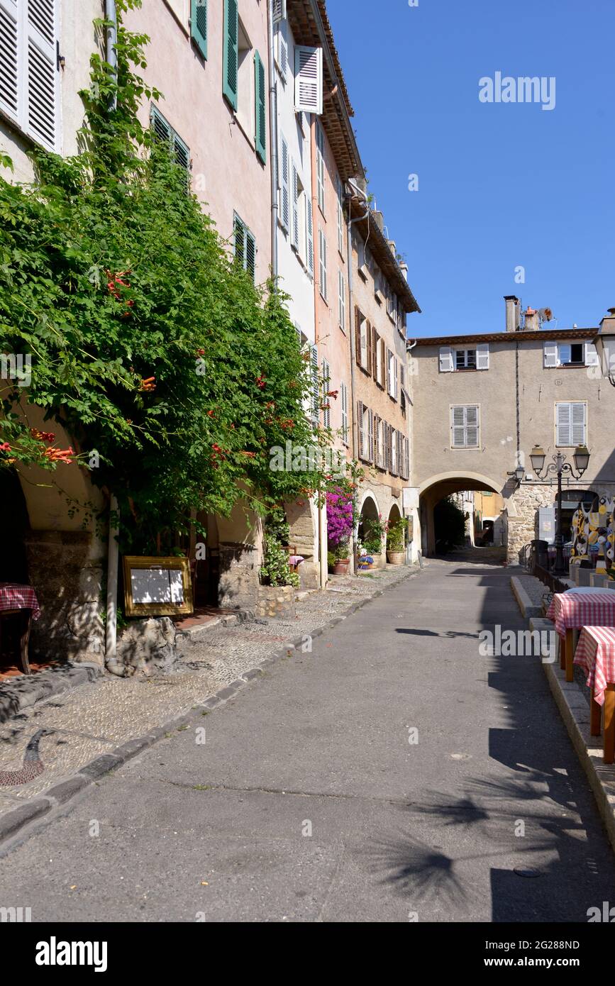 Ruelle dans le village français de Biot, commune est un petit village médiéval fortifié au sommet d'une colline en Provence-Alpes-Côte d'Azur Banque D'Images