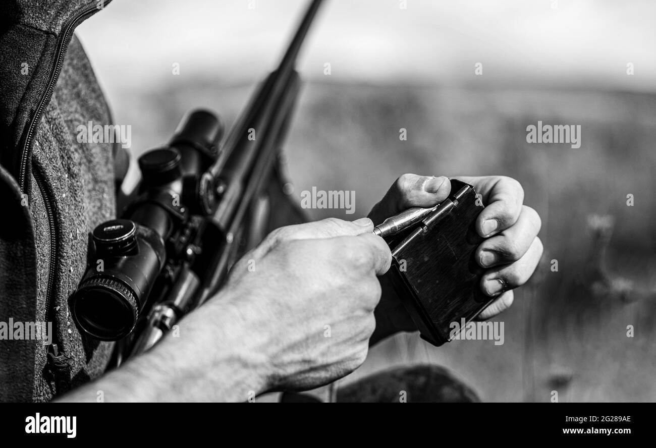 Chasseur. Période de chasse. L'homme est à la chasse, sport. L'homme charge  un fusil de chasse. Chasseur masculin prêt à chasser. Gros plan. Munitions  avec un Photo Stock - Alamy