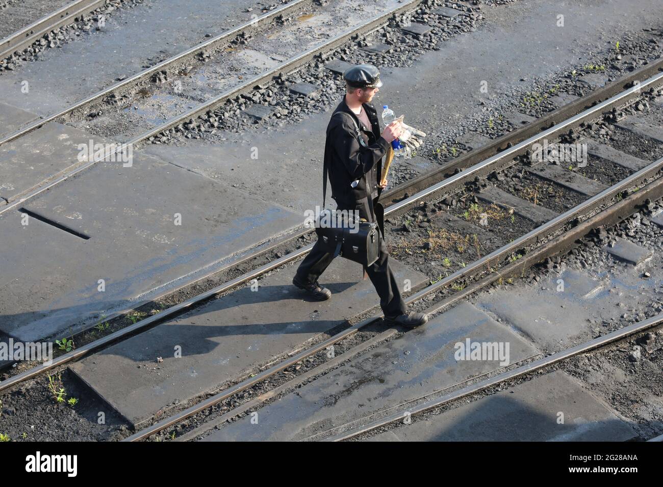 Wernigerode, Allemagne. 09e juin 2021. Un employé du Harzer Schmalsurjappenn (HSB) passe par-dessus les pistes. Pour la première fois après une pause de sept mois, un train HSB monta dans le Brocken aujourd'hui. Le service régulier de trains sur toutes les lignes de la DGSS a été suspendu en novembre 2020 en raison de la pandémie de Corona. À partir d'aujourd'hui, des trains à vapeur quotidiens repartent pour Brocken. Credit: Matthias Bein/dpa-Zentralbild/dpa/Alay Live News Banque D'Images