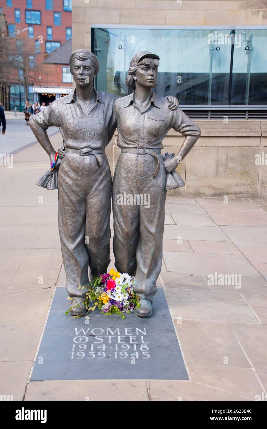 Sheffield Royaume-Uni : 17 avril 2021 : statue emblématique des femmes d'acier devant l'hôtel de ville de Sheffield, Barkers Pool Banque D'Images