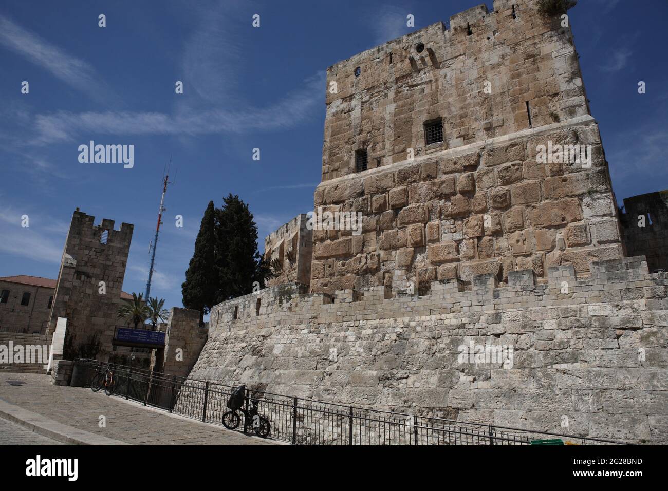 Tour de David ou Citadelle de David, pont d'entrée sur la gauche, en bas, partie de l'ancienne tour de la citadelle Hérode le Grand construit, au-dessus d'un ajout byzantin. Banque D'Images