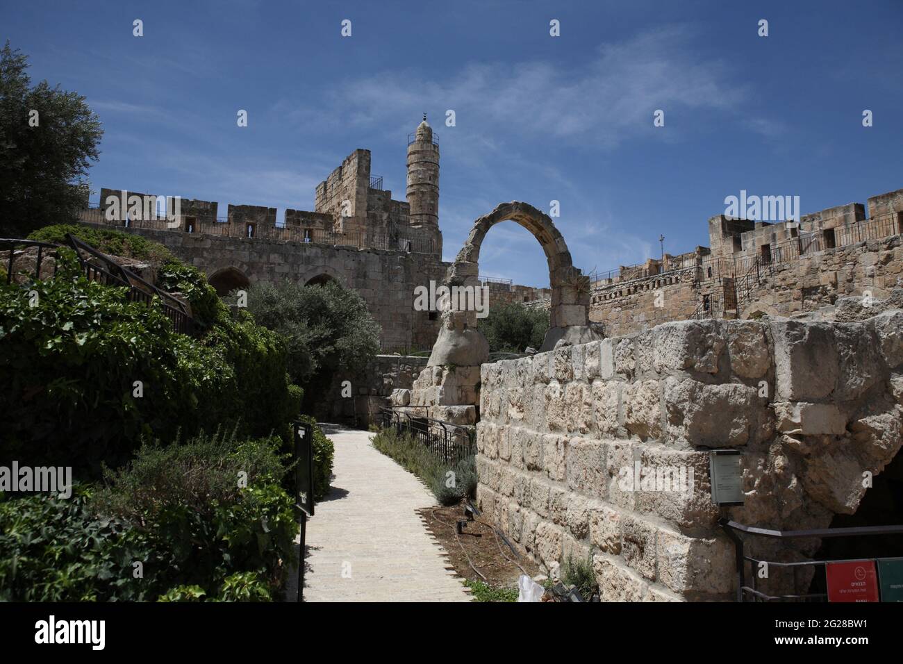 Tour de David ou Citadelle de David, minaret d'une mosquée faisant partie de la citadelle. Voir devant une arche et un mur, vestiges de fortifications plus anciennes. Banque D'Images
