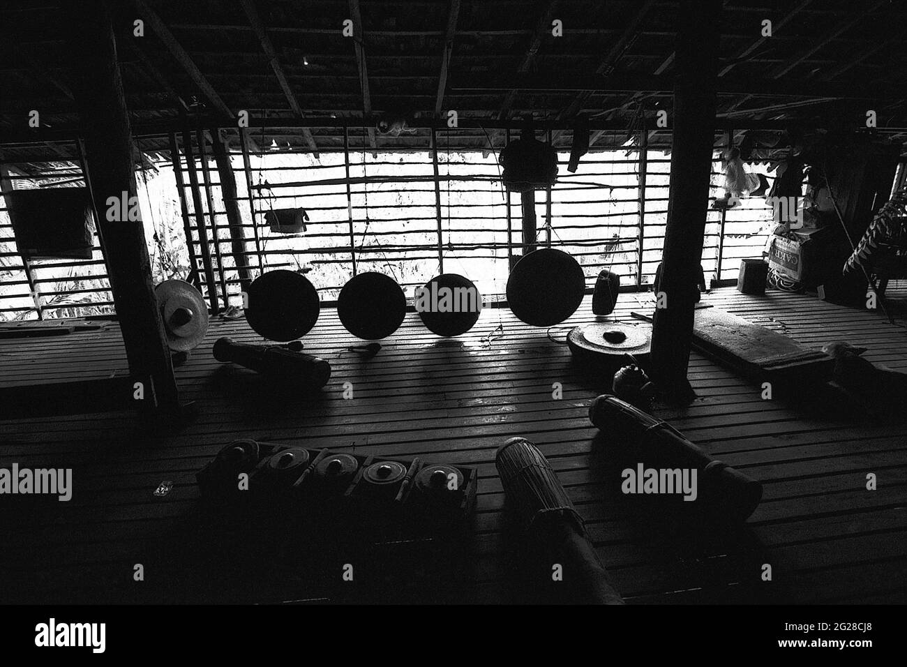 Sungai Uluk Palin, Kapuas Hulu, Kalimantan occidental, Indonésie. Mars 2007. Gong, gamelan, et d'autres instruments de musique percussifs à la maison de la communauté traditionnelle de Dayak Tamambaloh.--photographiés sur film noir et blanc, scannés, numérisés. Banque D'Images
