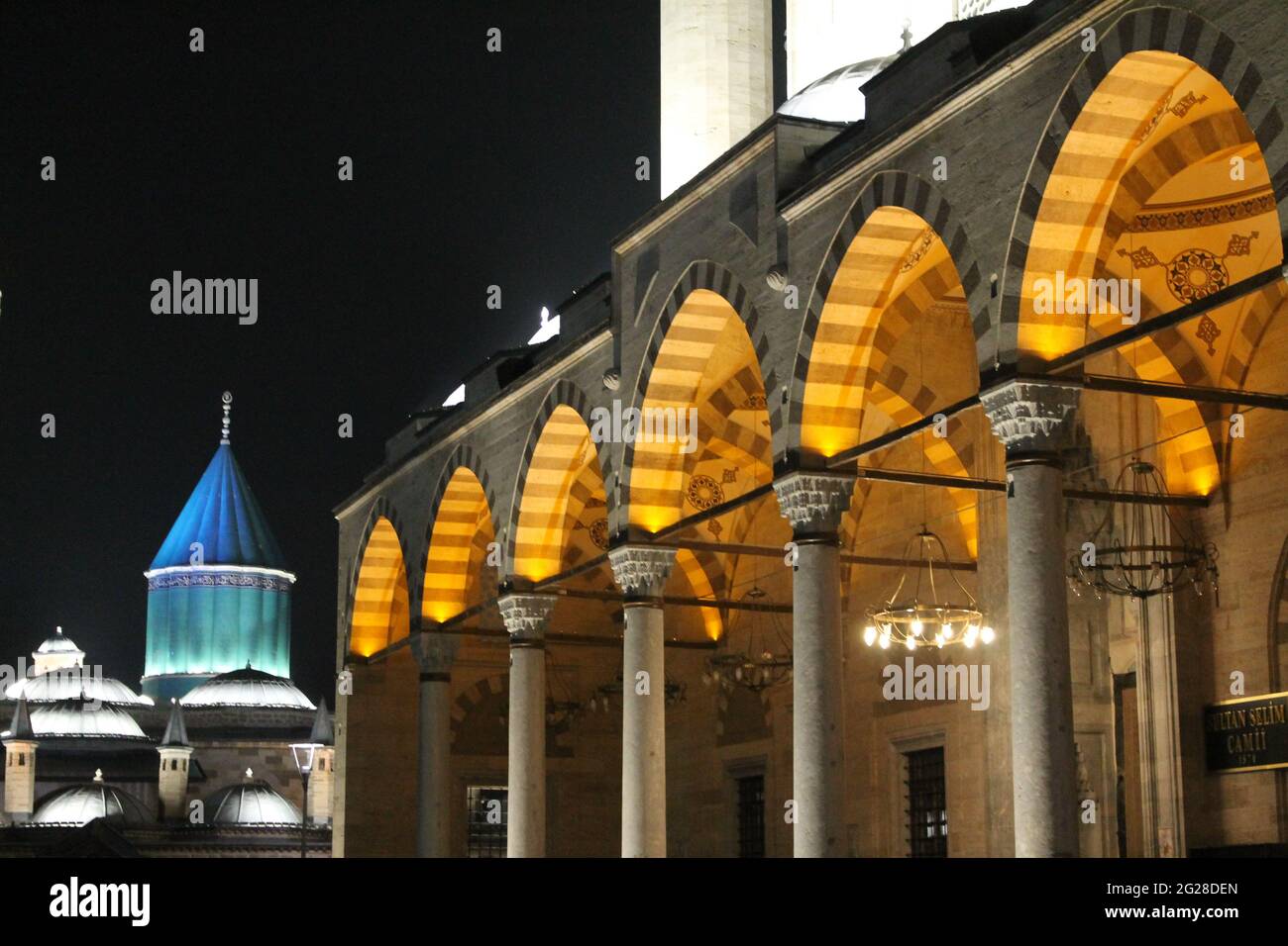 Vue de nuit sur le Tombeau de Konya Mevlana Banque D'Images