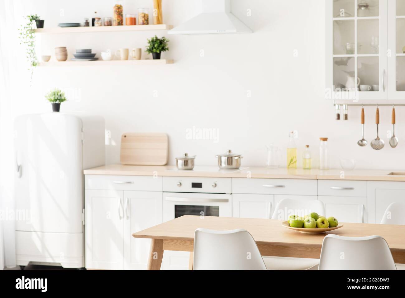 Nouveau design scandinave après rénovation. Mobilier blanc et en bois avec différents ustensiles, fournitures d'ustensiles de cuisine Banque D'Images