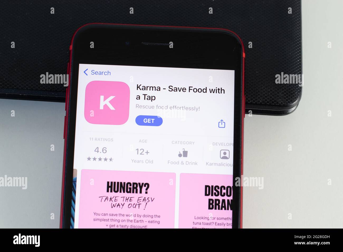 New York, Etats-Unis - 1er juin 2021 : logo de l'application mobile Karma Save Food sur l'écran du téléphone, icône en gros plan, Editorial Banque D'Images