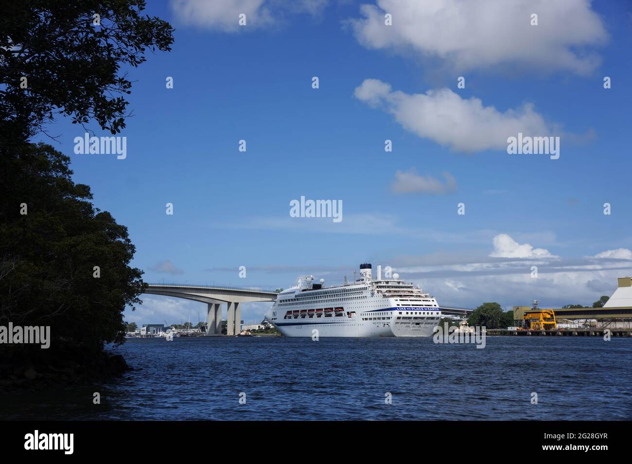 Un grand paquebot de croisière blanc sur le point de passer sous le pont Gateway Bridge sur le fleuve Brisbane dans le Queensland Australie au début d'un voyage de vacances heureux. Banque D'Images