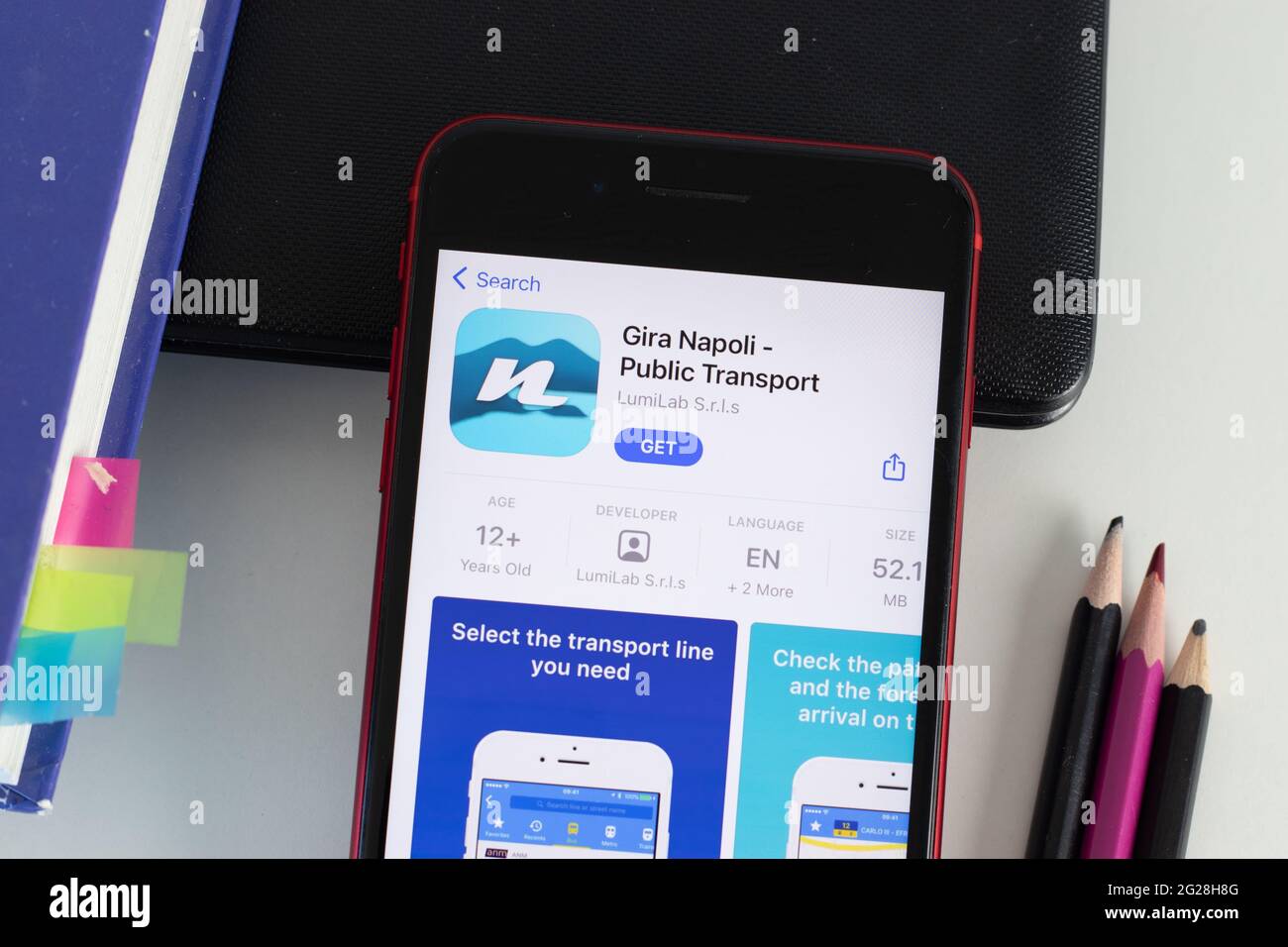 New York, Etats-Unis - 1er juin 2021 : Gira Napoli - logo de l'application mobile de transport public sur l'écran du téléphone, icône en gros plan, Editorial Banque D'Images