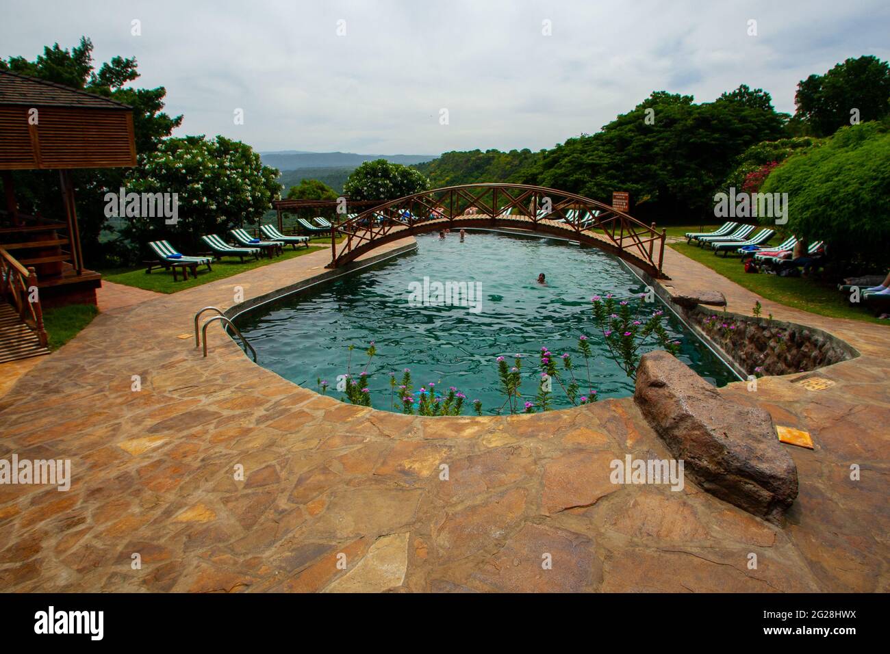 Pavillon de tourisme construit au milieu des arbres au parc national du lac Manyara un parc national dans la région d'Arusha, République-Unie de Tanzanie Banque D'Images