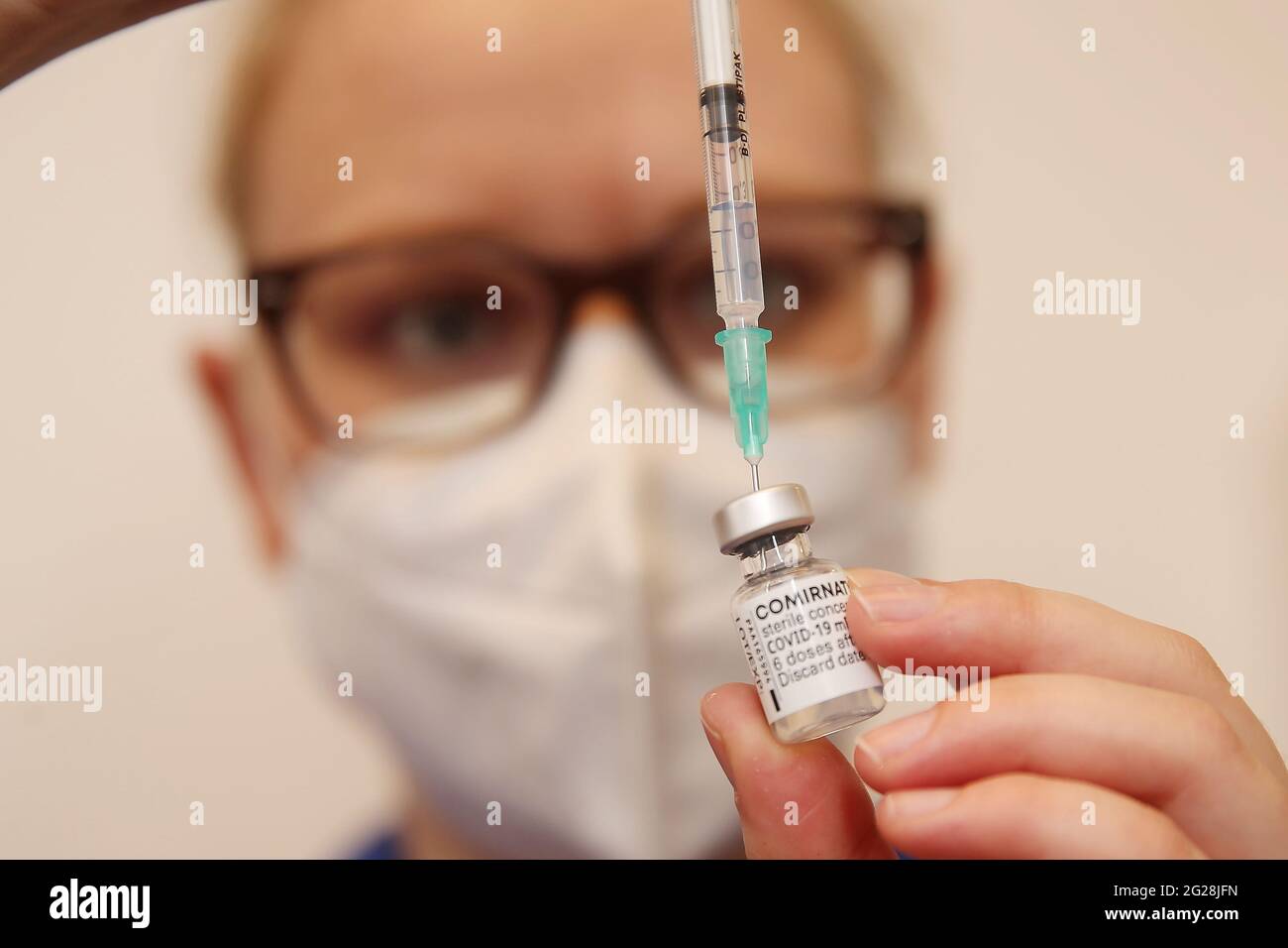 Viersen, Allemagne. 09e juin 2021. Un assistant de médecin prépare une dose de vaccin avec le vaccin Corona Comirnaty de Biontech-Pfizer. Crédit : David Young/dpa/Alay Live News Banque D'Images