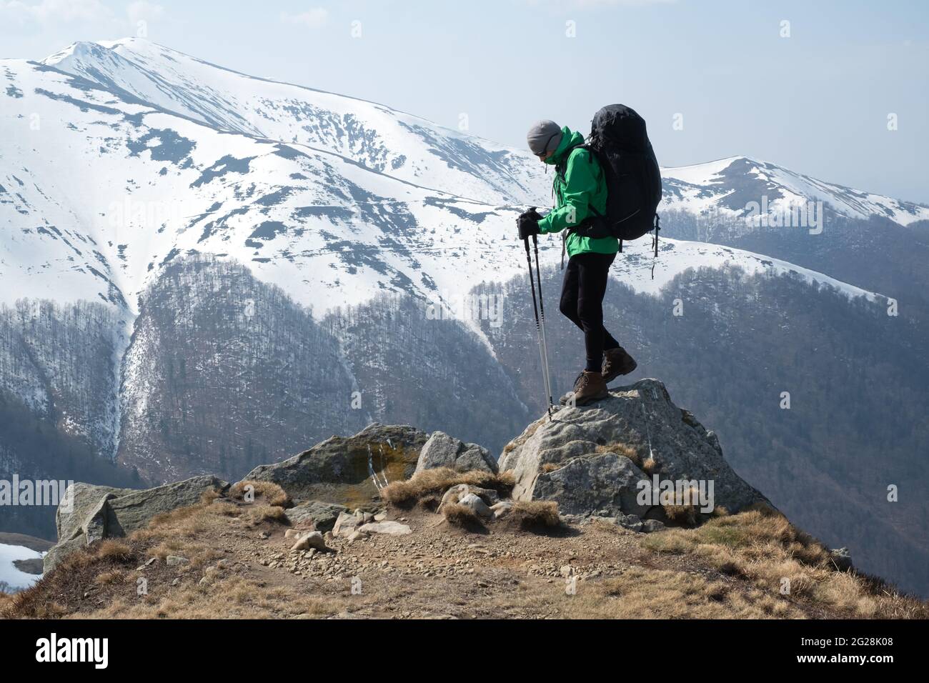 Paysage incroyable avec chaîne de montagnes enneigées et randonneur avec sac à dos en premier plan. Concept voyage et aventure Banque D'Images