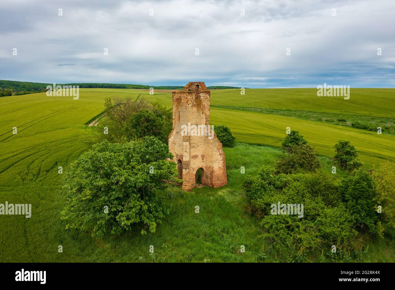 Regoly, Hongrie - vue aérienne sur les ruines de l'église au milieu d'un champ agricole. Banque D'Images